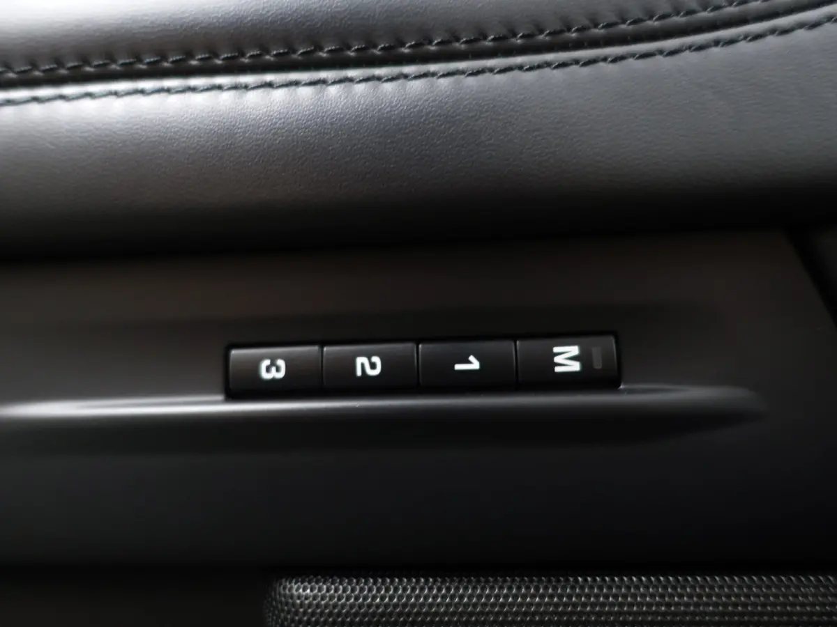2.0 P200 AWD R-Dynamic HSE- Panoramadak, Sfeerverlichting, Memory, Meridian Audio, Dual View, Carplay