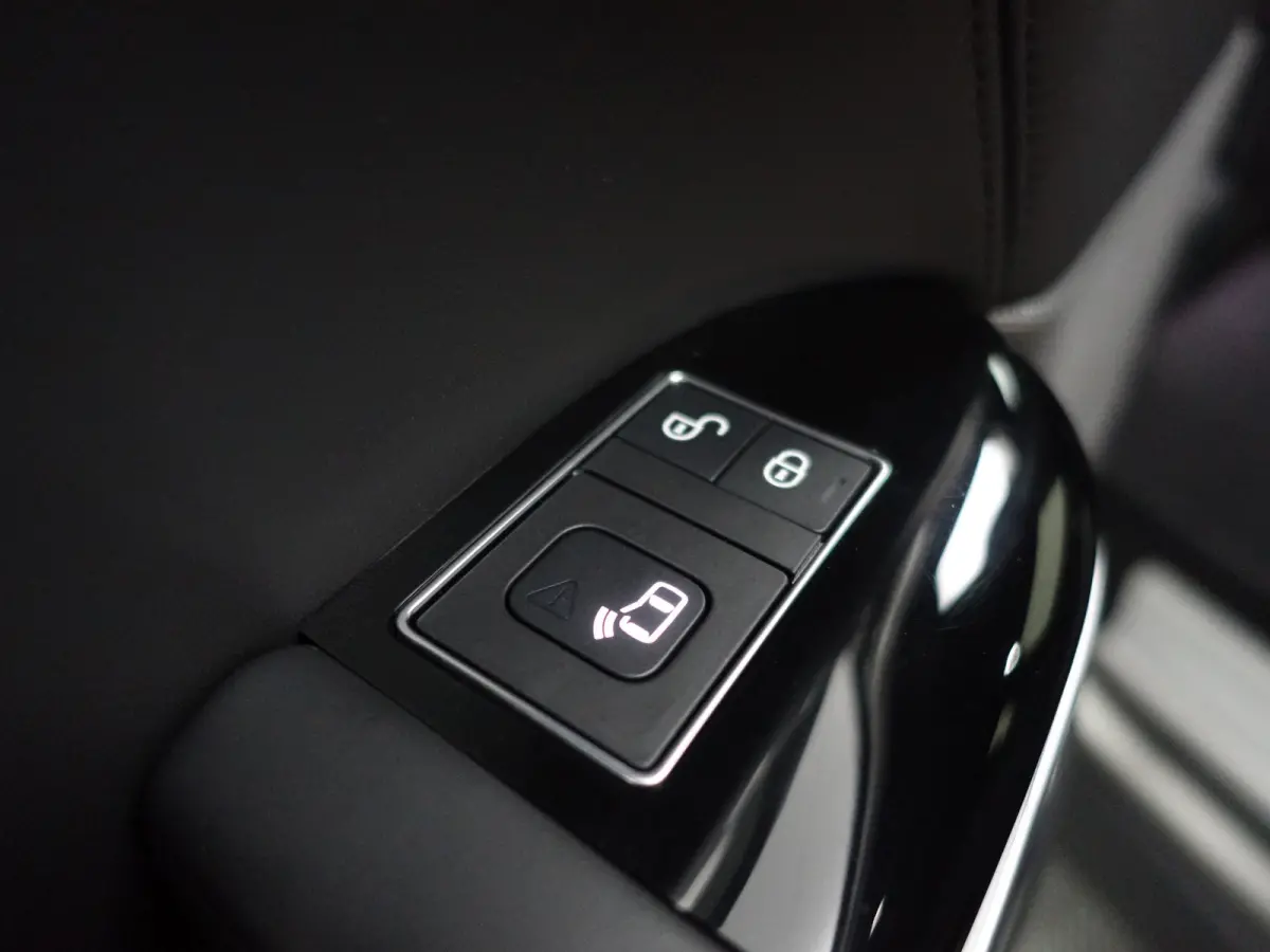 2.0 P400e Autobiography Dynamic- Panoramisch dak, Memory Seats, Koelkast, Head Up, Meridian, Stuur/Stoelverwarming, Xenon Led