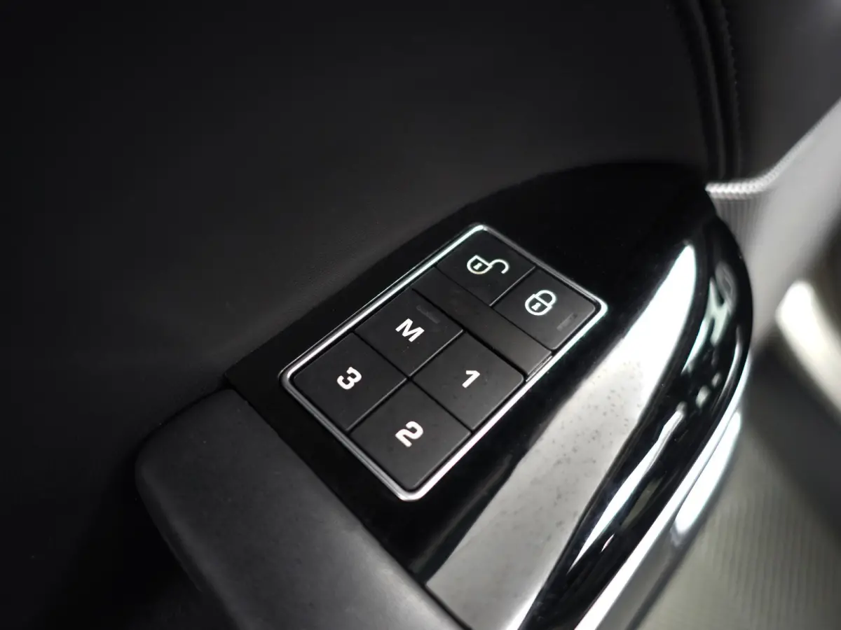 2.0 P400e Autobiography Dynamic- Panoramisch dak, Memory Seats, Koelkast, Head Up, Meridian, Stuur/Stoelverwarming, Xenon Led