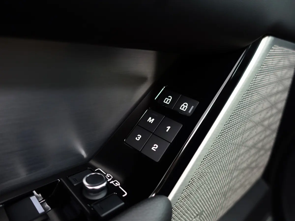 2.0 P400e SE- Two Tone, Stoelventilatie, Stuur/Stoelverwarming, CarPlay, 360 Camera, Meridian Audio