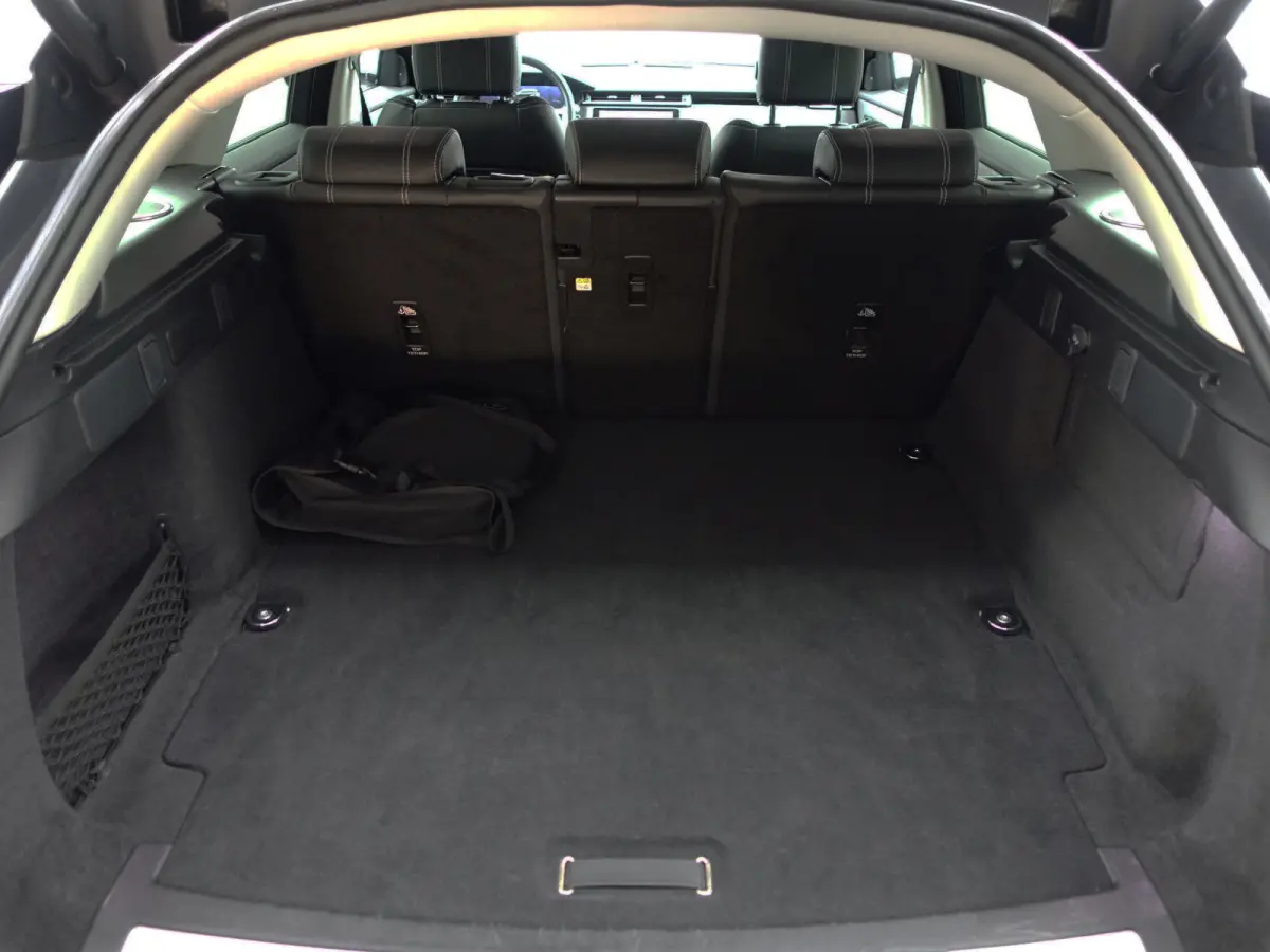 2.0 P400e SE- Two Tone, Stoelventilatie, Stuur/Stoelverwarming, CarPlay, 360 Camera, Meridian Audio