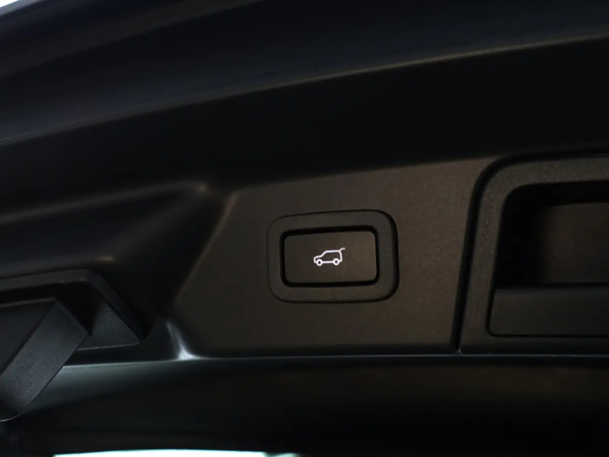 2.0 P400e SE- Two Tone, Stoelventilatie, Stuur/Stoelverwarming, CarPlay, 360 Camera, Meridian Audio