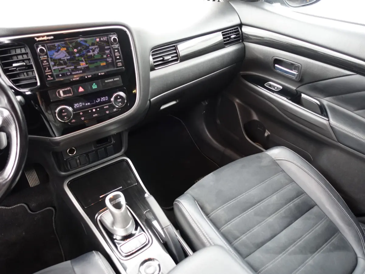 2.0 PHEV 4WD Instyle Aut- Camera, Xenon Led, Navi, Stoelverwarming, Park Assist