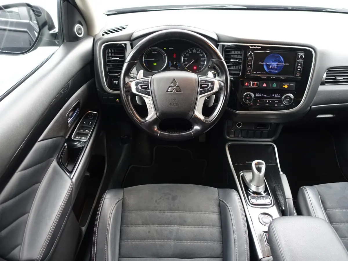 2.0 PHEV 4WD Instyle Aut- Camera, Xenon Led, Navi, Stoelverwarming, Park Assist