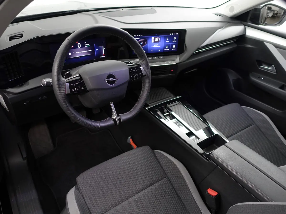 1.6 Turbo Hybrid Aut- Carplay, Android Auto, Privacy Glass, Dynamic Select, Park Assist, Virtual Cockpit