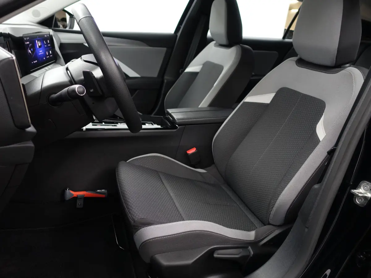 1.6 Turbo Hybrid Aut- Carplay, Android Auto, Privacy Glass, Dynamic Select, Park Assist, Virtual Cockpit