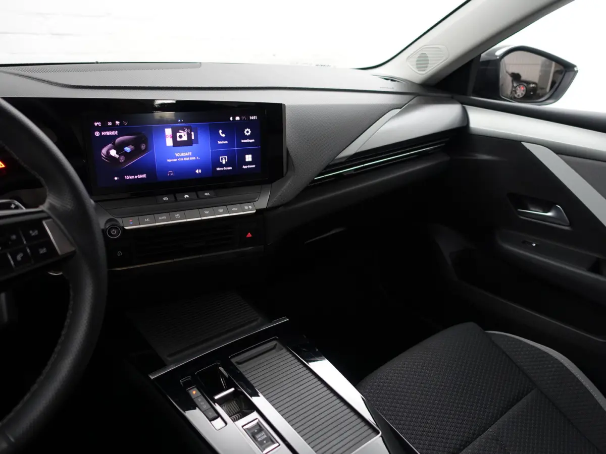 1.6 Turbo Hybrid Aut- Carplay, Android Auto, Privacy Glass, Dynamic Select, Park Assist, Virtual Cockpit