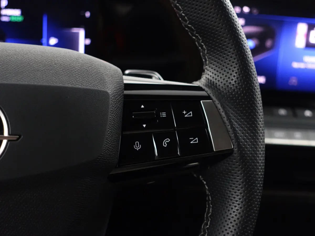 1.6 Turbo Hybrid Aut- Carplay, Android Auto, Privacy Glass, Dynamic Select, Park Assist, Virtual Cockpit