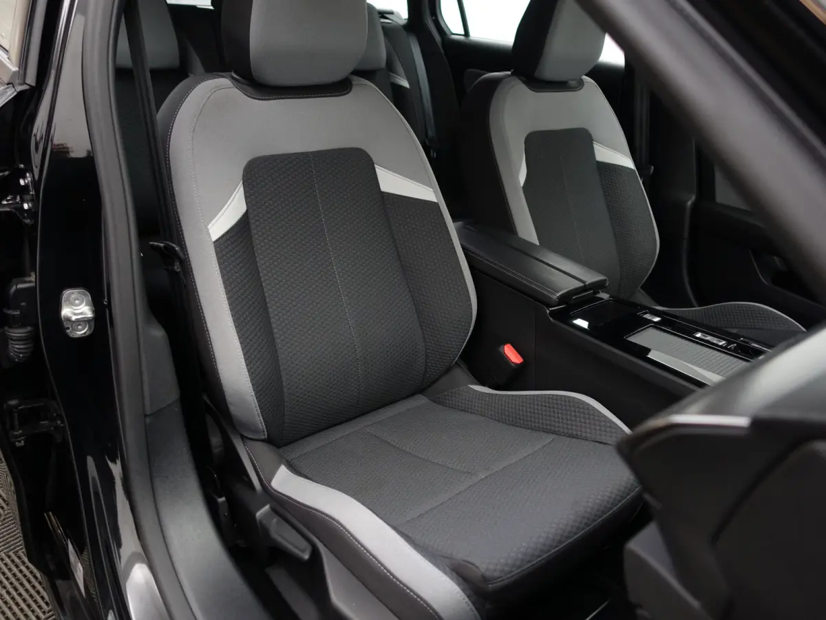 1.6 Turbo Hybrid Aut- Carplay, Android Auto, Privacy Glass, Dynamic Select, Park Assist, Virtual Cockpit