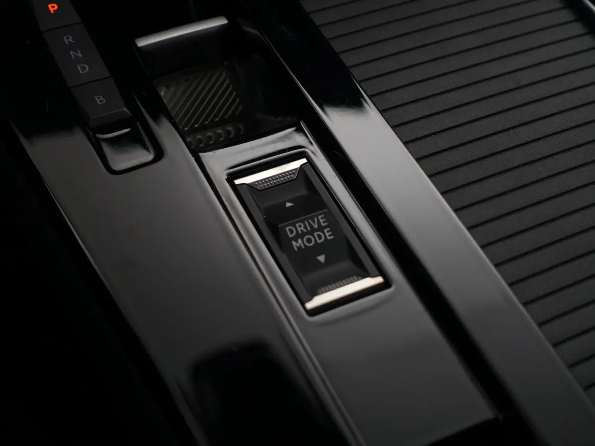 1.6 Turbo Hybrid Aut- Carplay, Android Auto, Privacy Glass, Dynamic Select, Park Assist, Virtual Cockpit