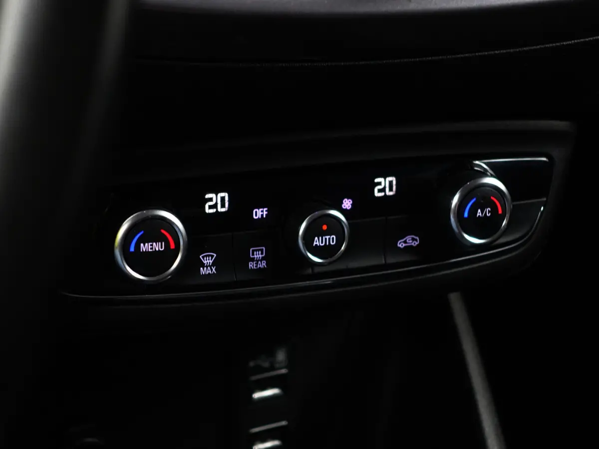 1.2 Turbo Innovation Aut- Carplay, Android Auto, Park Assist, Lane Assist, Navigatie, Xenon Led
