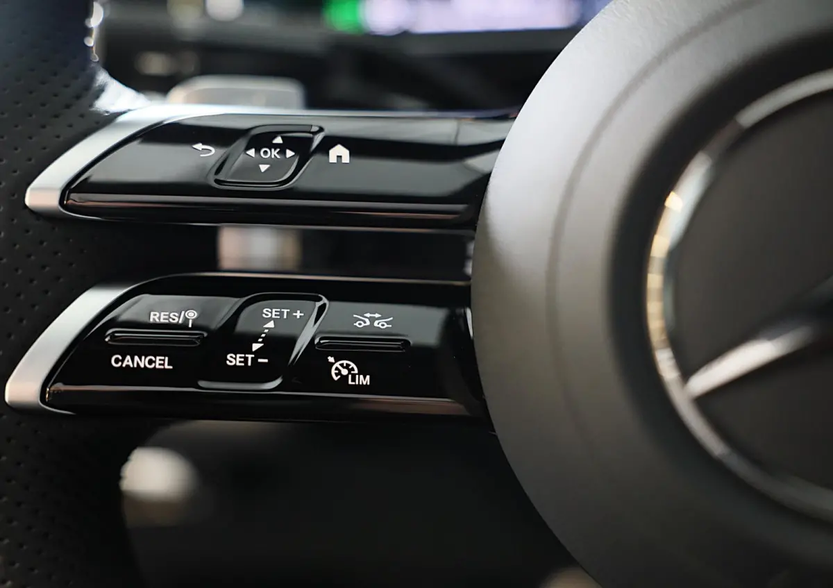 300 e AMG 53 Look / HYPERSCREEN / Massage / Burmester 4D / Head Up / 360 Camera / Acc / Open Pano / 20 Inch