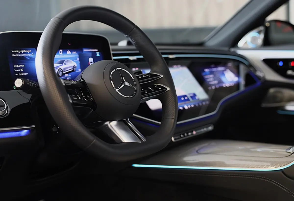 300 e AMG 53 Look / HYPERSCREEN / Massage / Burmester 4D / Head Up / 360 Camera / Acc / Open Pano / 20 Inch
