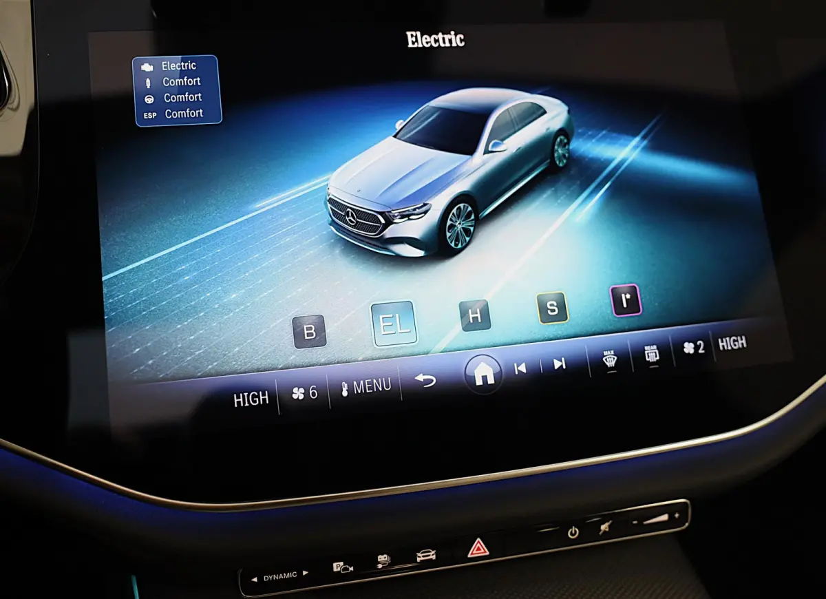 300 e AMG 53 Look / HYPERSCREEN / Massage / Burmester 4D / Head Up / 360 Camera / Acc / Open Pano / 20 Inch