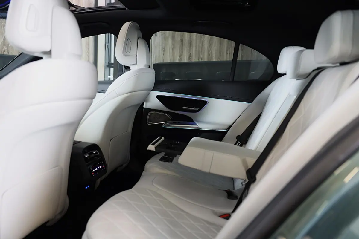 300 e AMG 53 Look / HYPERSCREEN / Massage / Burmester 4D / Head Up / 360 Camera / Acc / Open Pano / 20 Inch