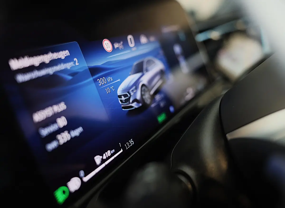 300 e AMG 53 Look / HYPERSCREEN / Massage / Burmester 4D / Head Up / 360 Camera / Acc / Open Pano / 20 Inch