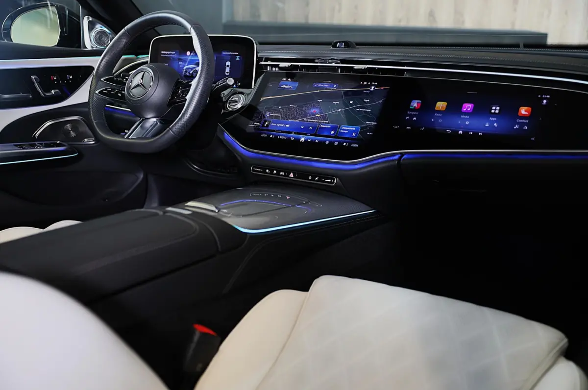 300 e AMG 53 Look / HYPERSCREEN / Massage / Burmester 4D / Head Up / 360 Camera / Acc / Open Pano / 20 Inch