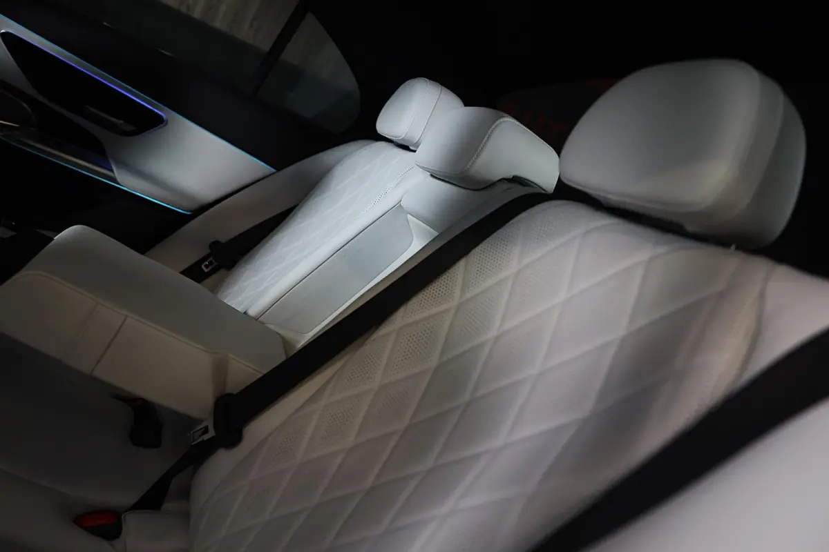 300 e AMG 53 Look / HYPERSCREEN / Massage / Burmester 4D / Head Up / 360 Camera / Acc / Open Pano / 20 Inch