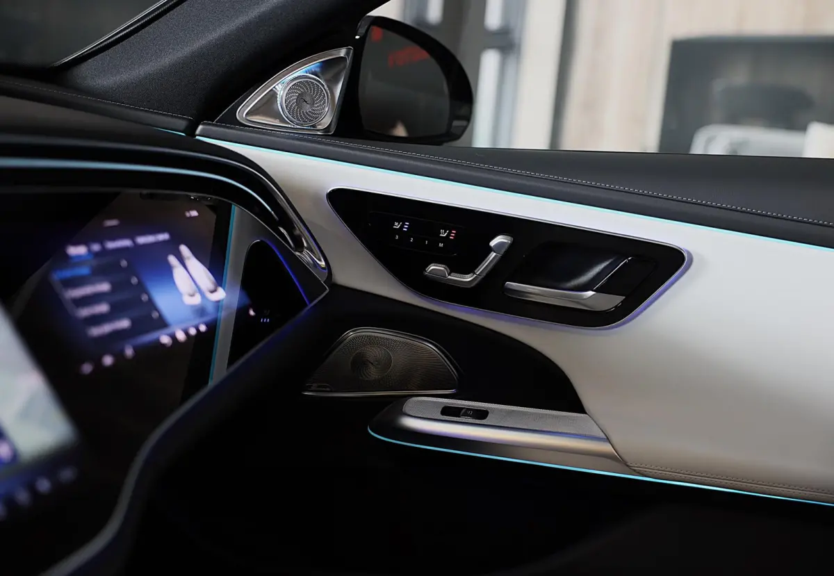 300 e AMG 53 Look / HYPERSCREEN / Massage / Burmester 4D / Head Up / 360 Camera / Acc / Open Pano / 20 Inch
