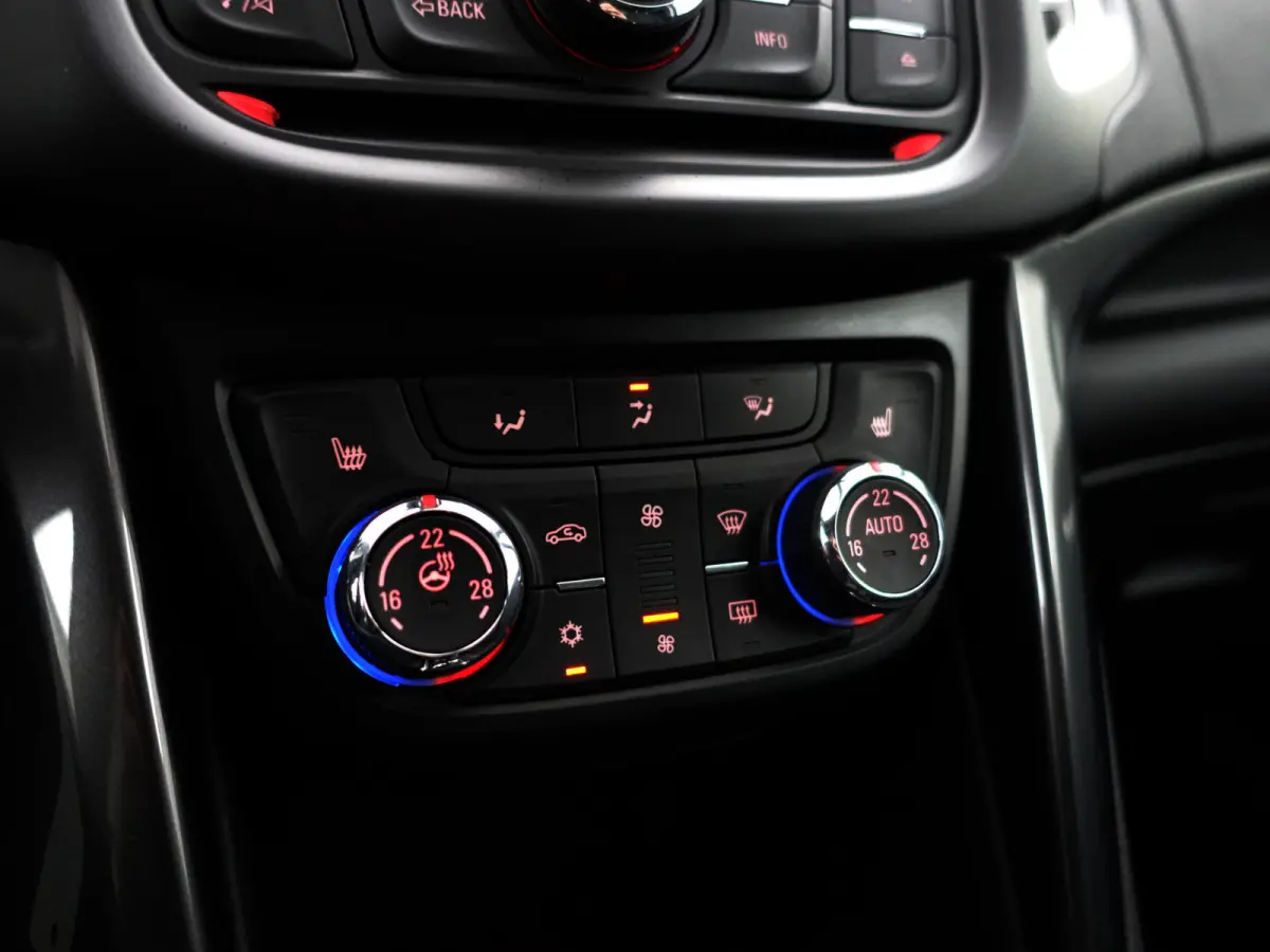 Tourer 1.4 Innovation OPC- 7 Pers, Panoramadak, Xenon Led, Stuur/Stoelverwarming, Camera, Sfeerverlichting, Sport Leder