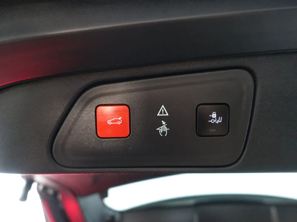 1.2 PureTech Allure- Sport Leder Interieur, Carplay, Android Auto, Sfeerverlichting, Xenon Led, 360 Camera