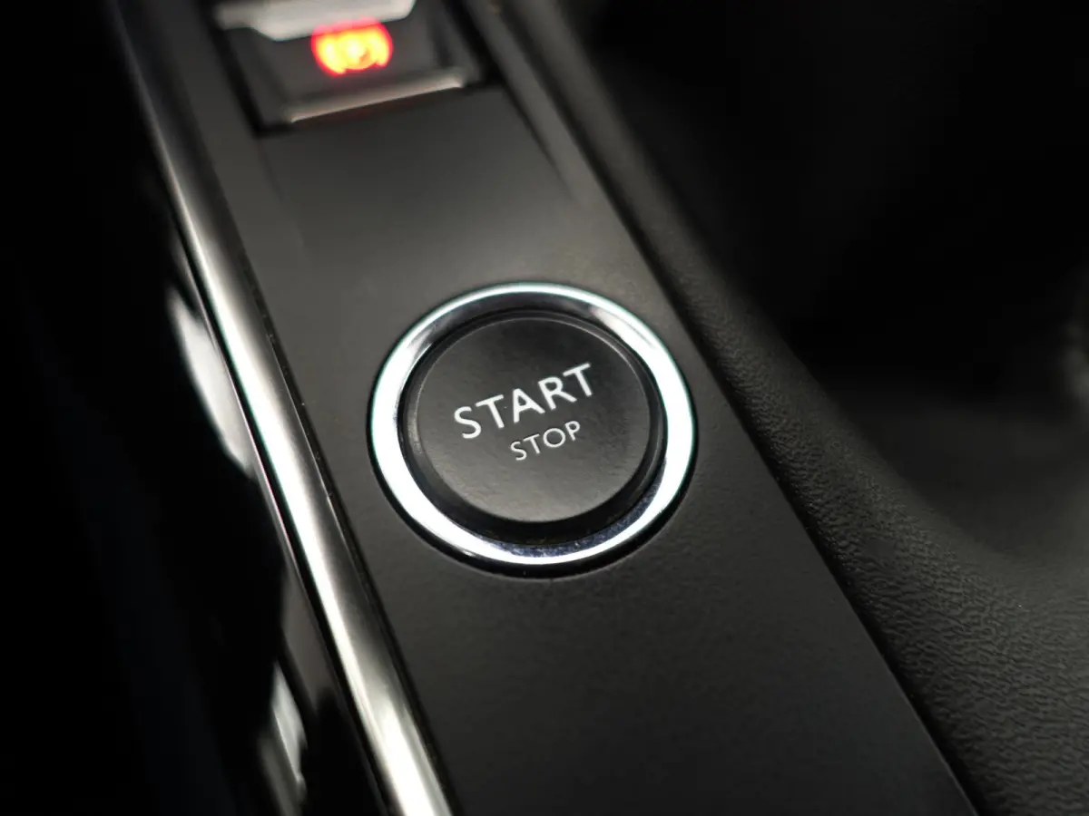 1.2 PureTech Allure- Sport Leder Interieur, Carplay, Android Auto, Sfeerverlichting, Xenon Led, 360 Camera