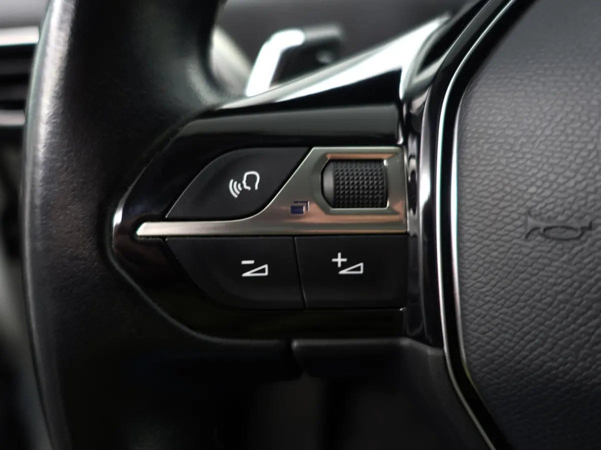 1.2 PureTech Allure Aut- Two Tone, Sport Leder Interieur, Carplay, Sfeerverlichting, 360 Camera, Ada Cruise