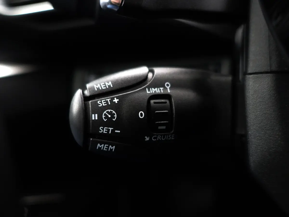 1.2 PureTech Allure Aut- Two Tone, Sport Leder Interieur, Carplay, Sfeerverlichting, 360 Camera, Ada Cruise