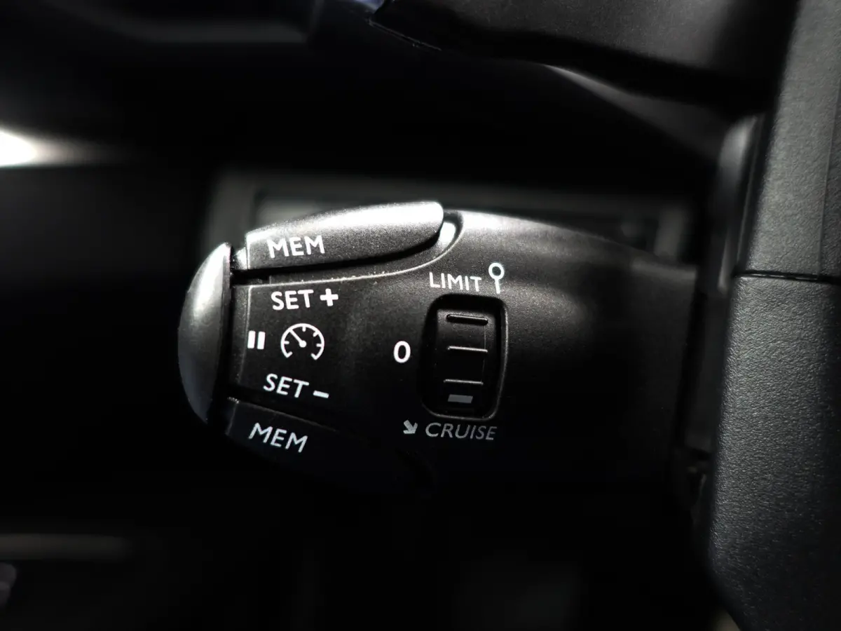 1.2 PureTech Premium GT Line Aut- Two Tone, Carplay, Leder Interieur, 360 Camera, Ada Cruise, Keyless, Sfeerverlichting