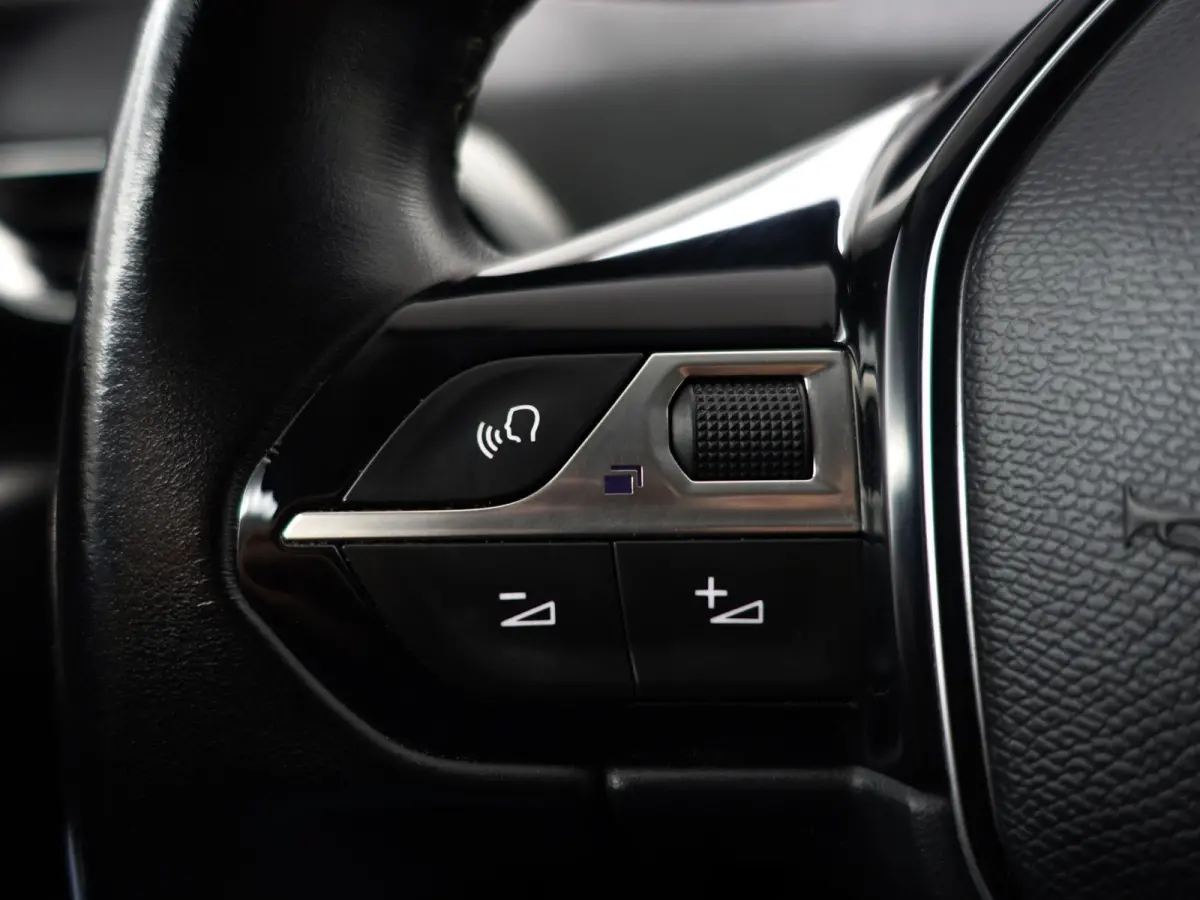 1.2 PureTech Premium GT Line- 7 Pers, Panoramadak, Memory, Sfeerverlichting, 360 Camera, Lane Assist, Keyless