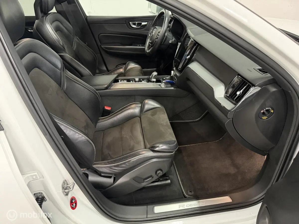 2.0 T8 Twin Engine AWD R-Design PANO / 360 CAM