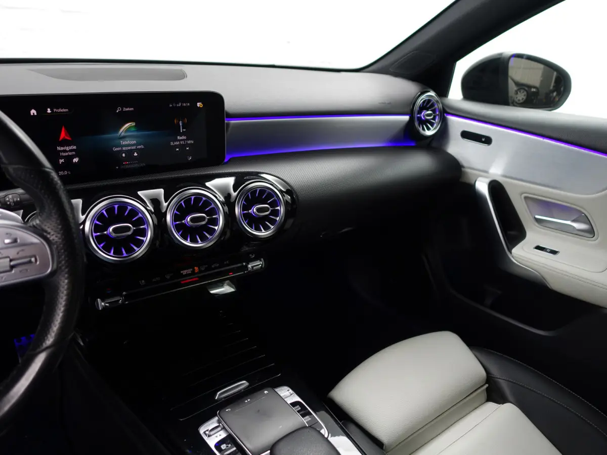 250 AMG Premium Plus Aut- Panoramadak, Sfeerverlichting, Two Tone Sport Leder Interieur, Xenon Led, Night Package