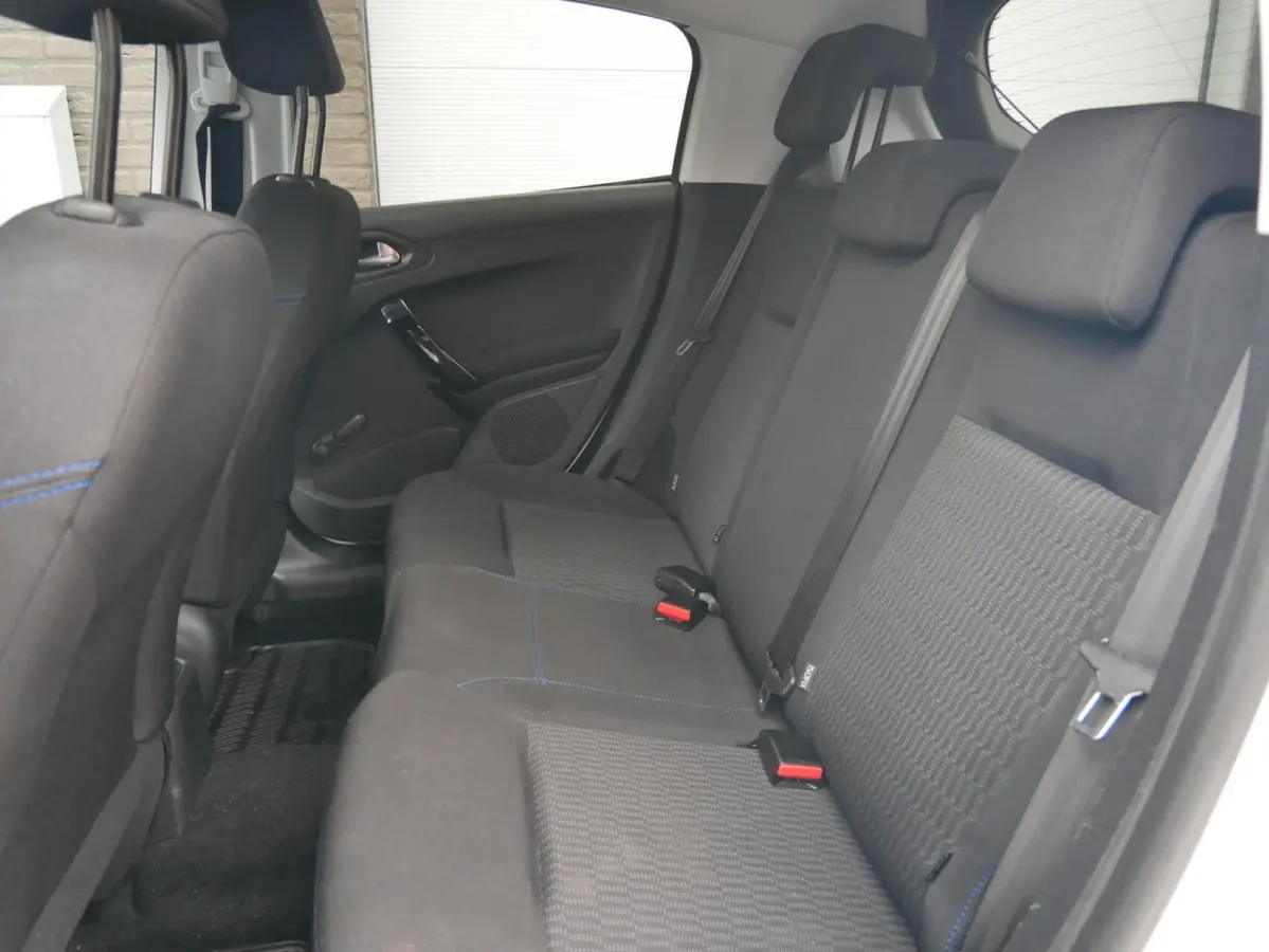 1.2 PureTech Signature Nieuwe Riem| Carplay| Stoelverwarming