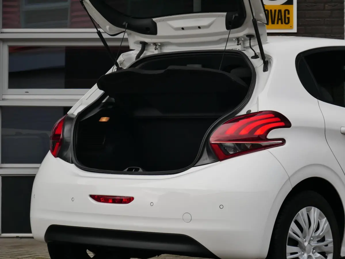 1.2 PureTech Signature Nieuwe Riem| Carplay| Stoelverwarming