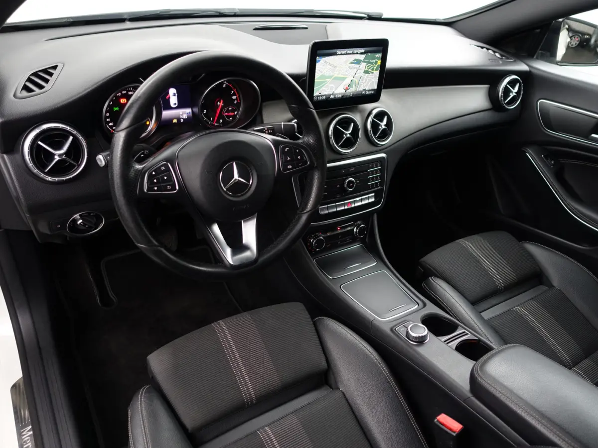 180 AMG Premium Aut- Panoramadak, Camera, Sfeerverlichting, keyless, Stoelverwarming, Sport Interieur