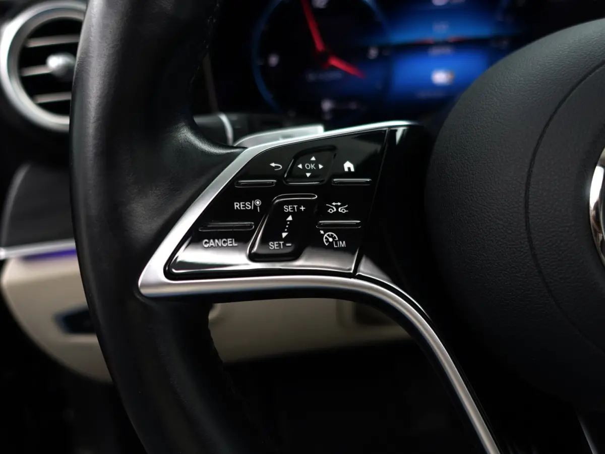 300 e Premium Plus Aut- Panoramadak, Memory Seats, Head Up, 360 Camera, Burmester Audio