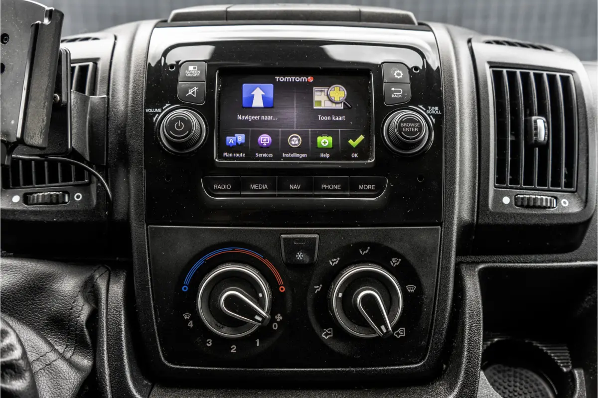 **Bakwagen met laadklep | Euro 6 | 165 PK | Cruise | Camera | Airco**