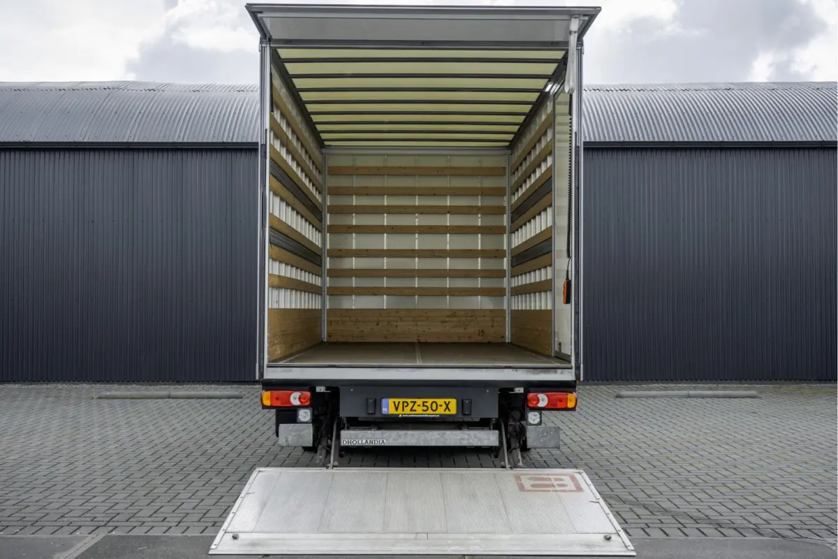 **Bakwagen met laadklep | Euro 6 | 165 PK | Cruise | Camera | Airco**