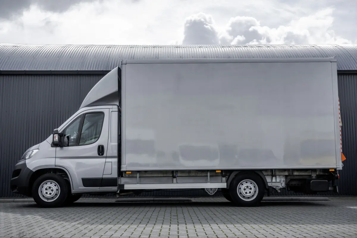 **Bakwagen met laadklep | Euro 6 | 165 PK | Cruise | Camera | Airco**