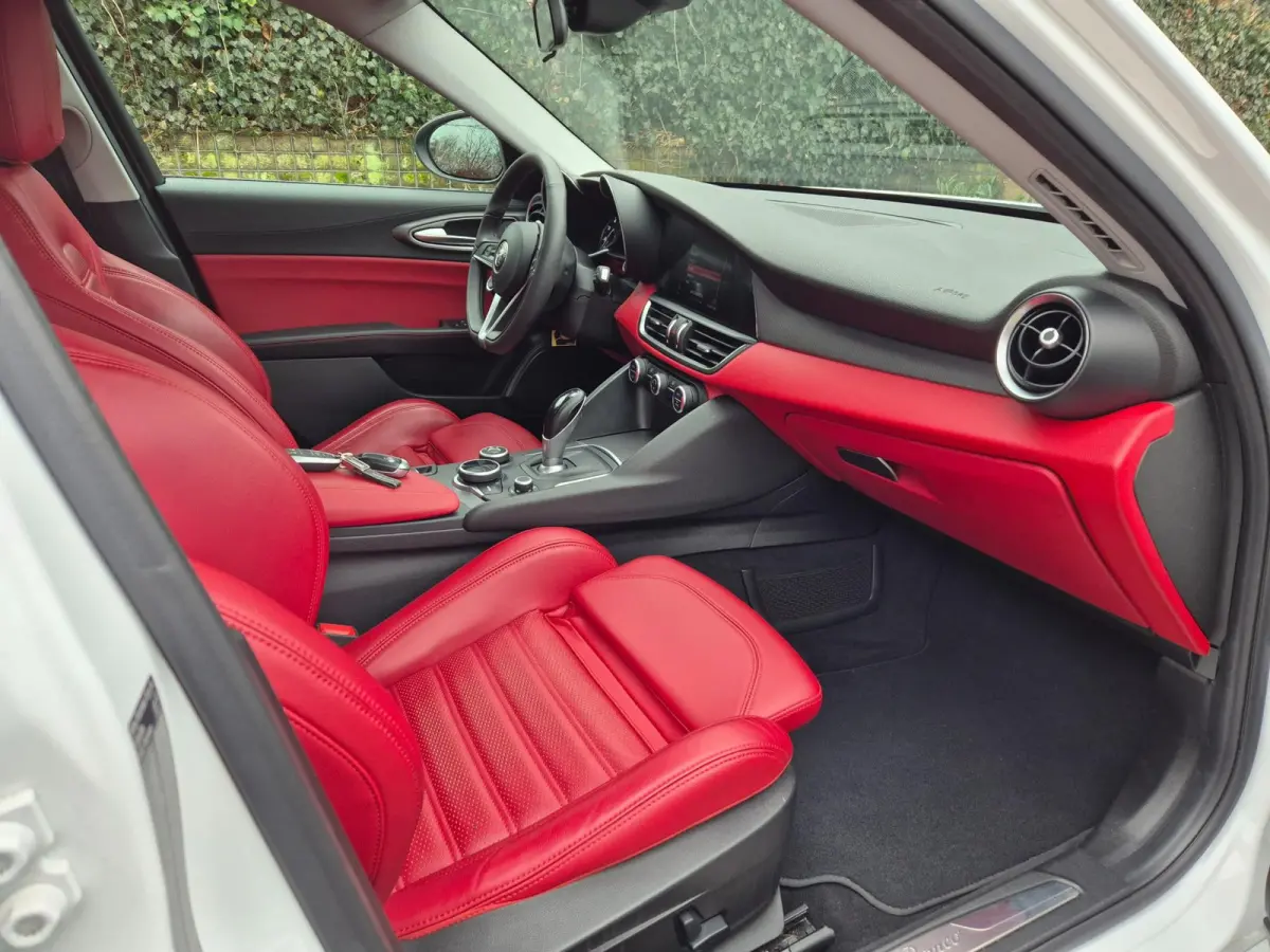2.0 T AWD Veloce 280 PK Automaat Line Assist Camera Rood Leder Stuurverwarming