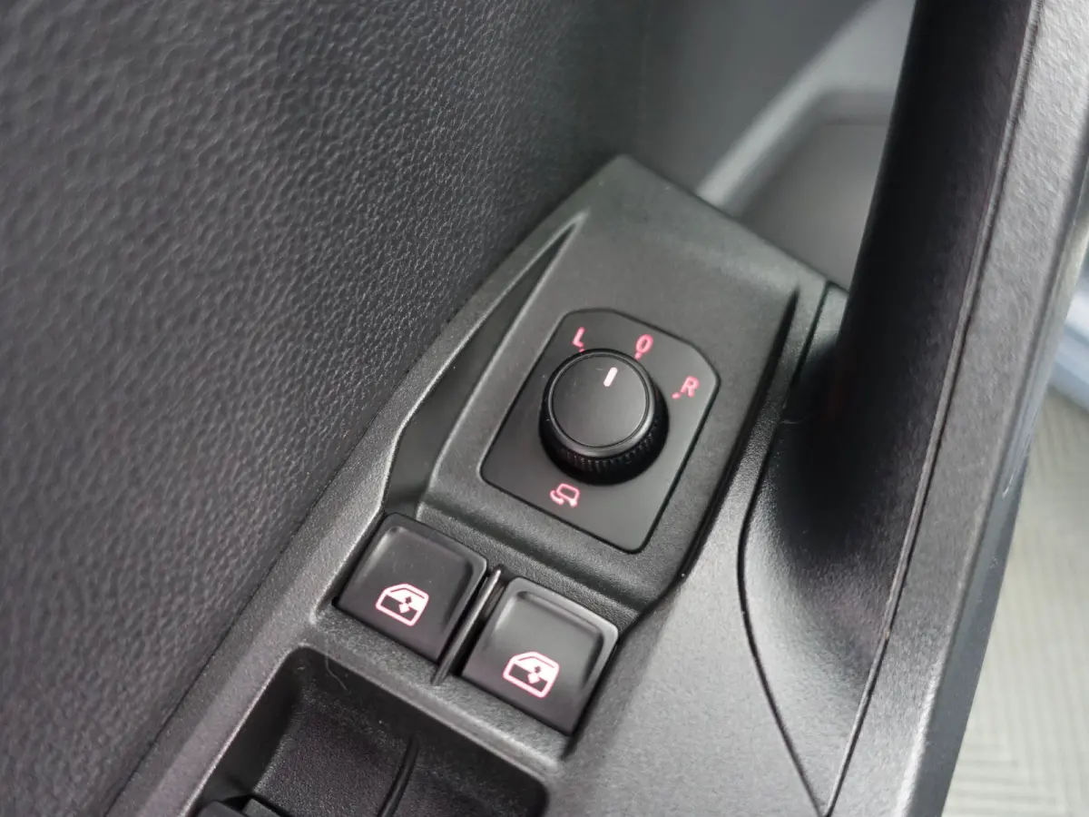 1.0 TSI Excellence- Alcantara Interieur, CarPlay, Sfeerverlichting, Front Assist, Keyless, Stoelverwarming