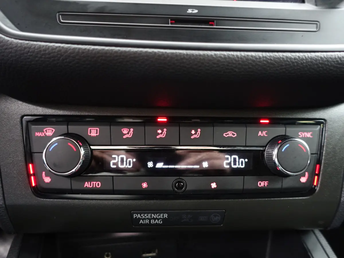 1.0 TSI Excellence- Alcantara Interieur, CarPlay, Sfeerverlichting, Front Assist, Keyless, Stoelverwarming