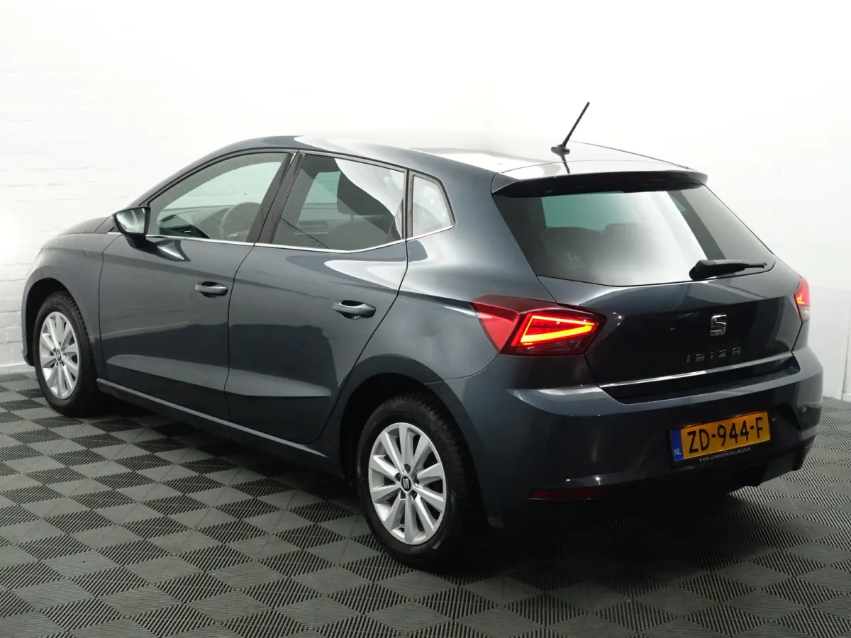 1.0 TSI Excellence- Alcantara Interieur, CarPlay, Sfeerverlichting, Front Assist, Keyless, Stoelverwarming