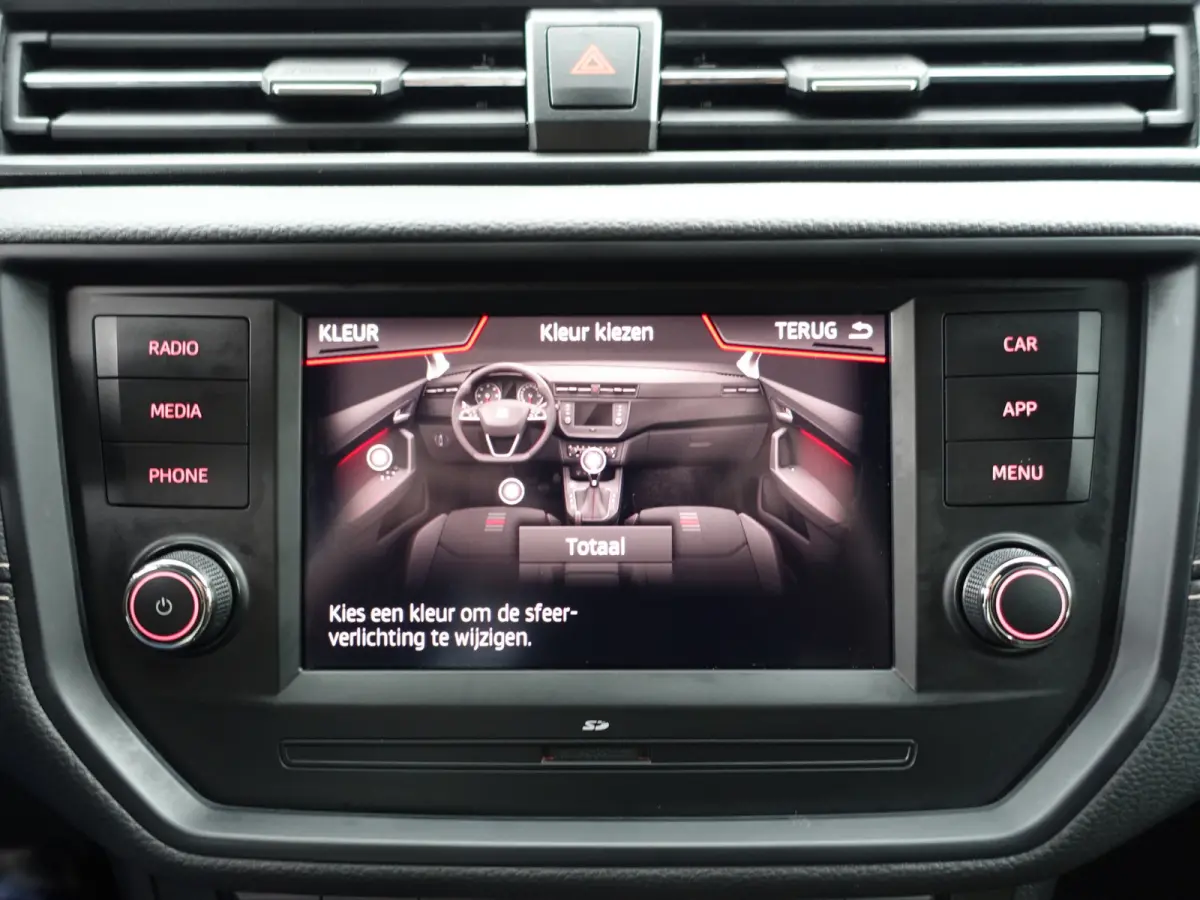 1.0 TSI Excellence- Alcantara Interieur, CarPlay, Sfeerverlichting, Front Assist, Keyless, Stoelverwarming