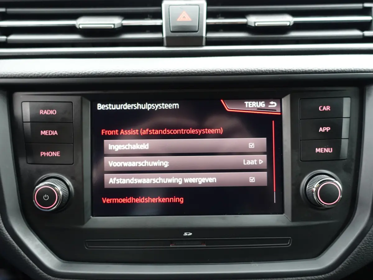 1.0 TSI Excellence- Alcantara Interieur, CarPlay, Sfeerverlichting, Front Assist, Keyless, Stoelverwarming