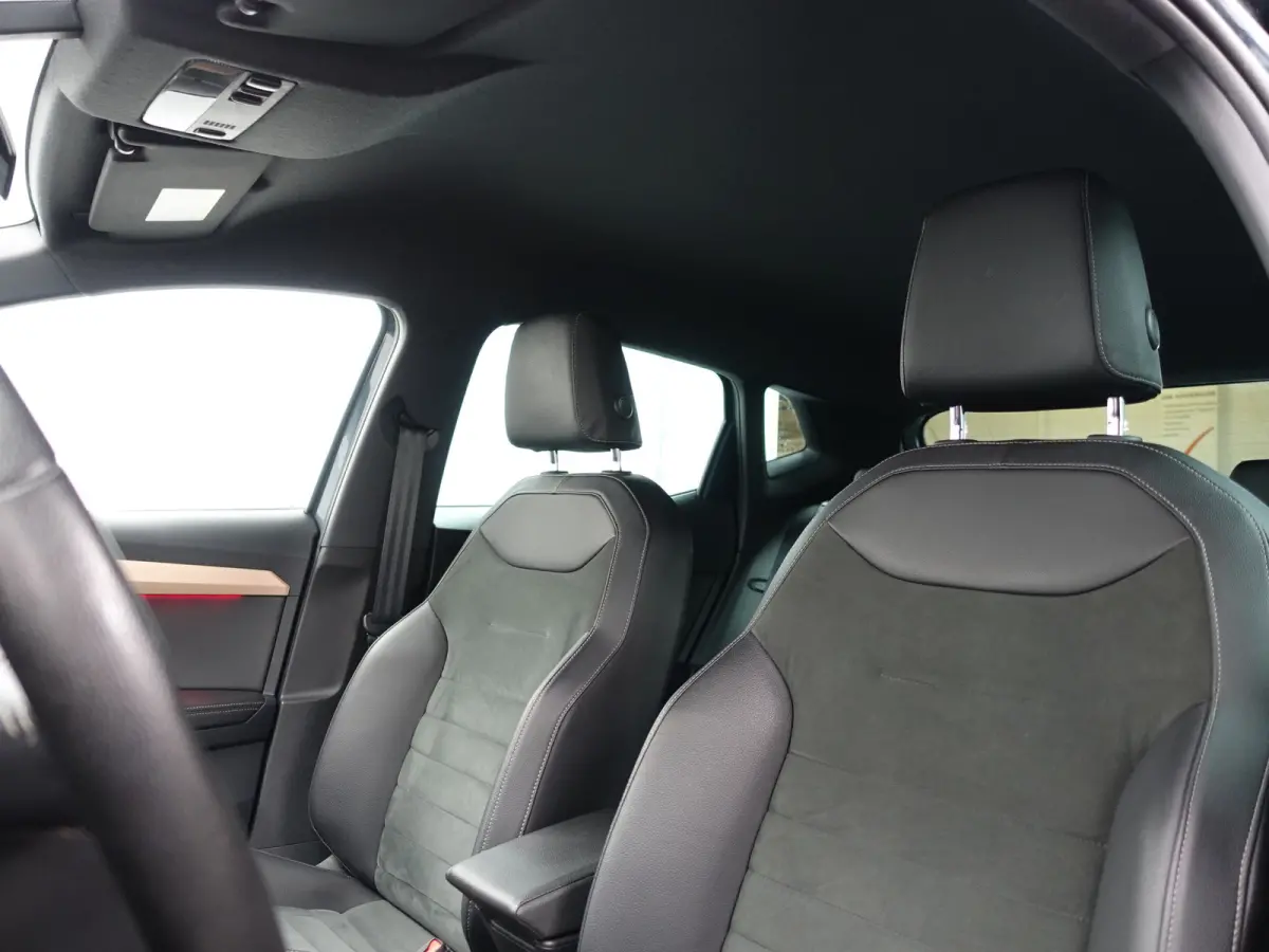 1.0 TSI Excellence- Alcantara Interieur, CarPlay, Sfeerverlichting, Front Assist, Keyless, Stoelverwarming