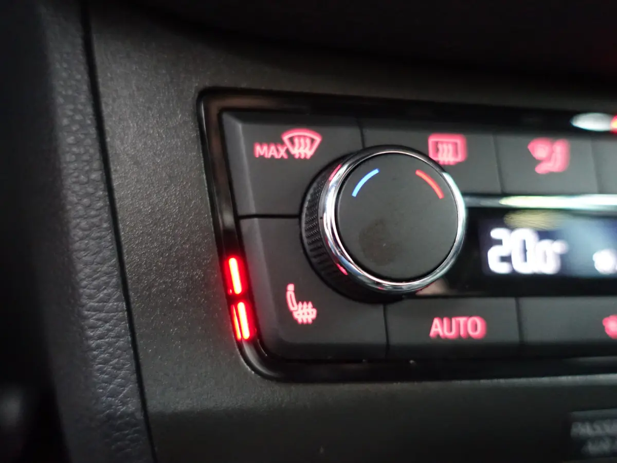 1.0 TSI Excellence- Alcantara Interieur, CarPlay, Sfeerverlichting, Front Assist, Keyless, Stoelverwarming