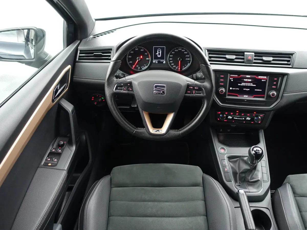 1.0 TSI Excellence- Alcantara Interieur, CarPlay, Sfeerverlichting, Front Assist, Keyless, Stoelverwarming