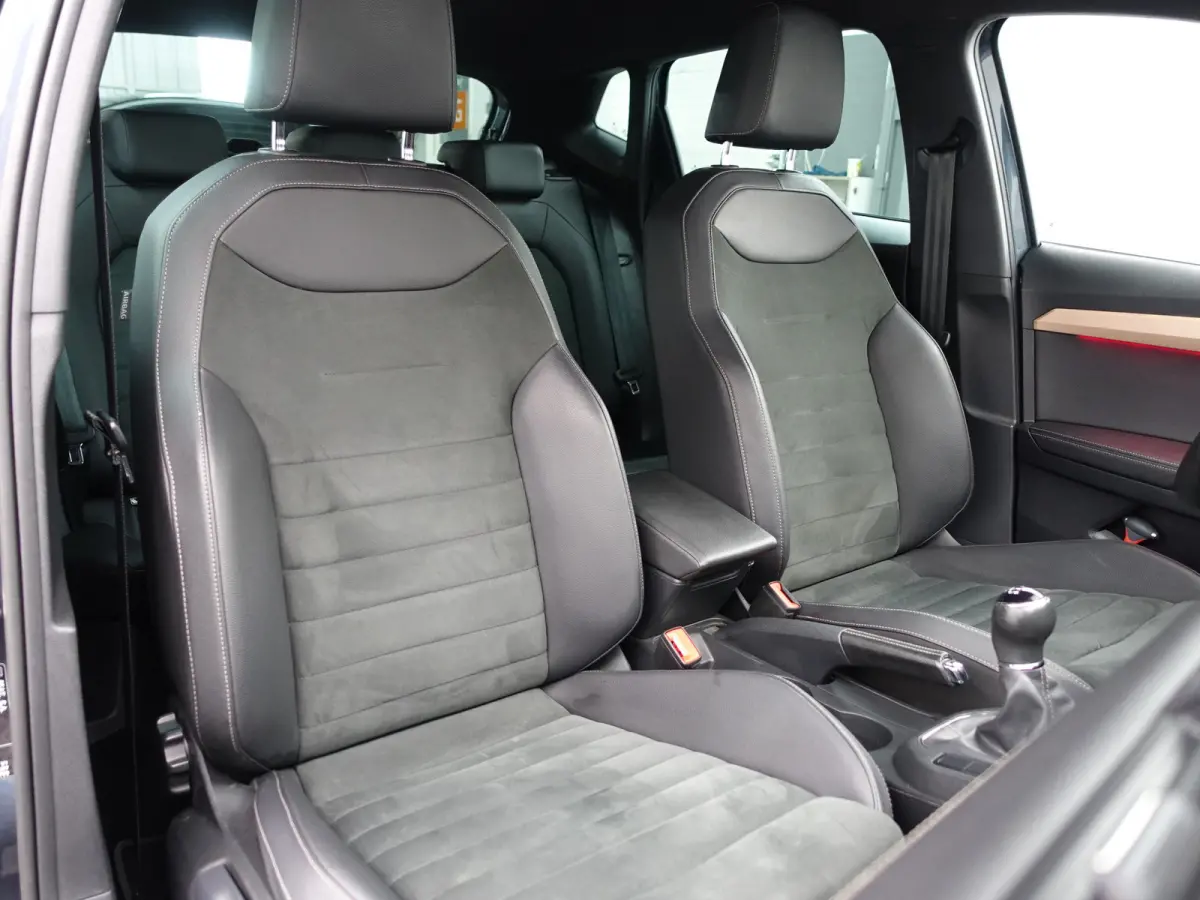1.0 TSI Excellence- Alcantara Interieur, CarPlay, Sfeerverlichting, Front Assist, Keyless, Stoelverwarming