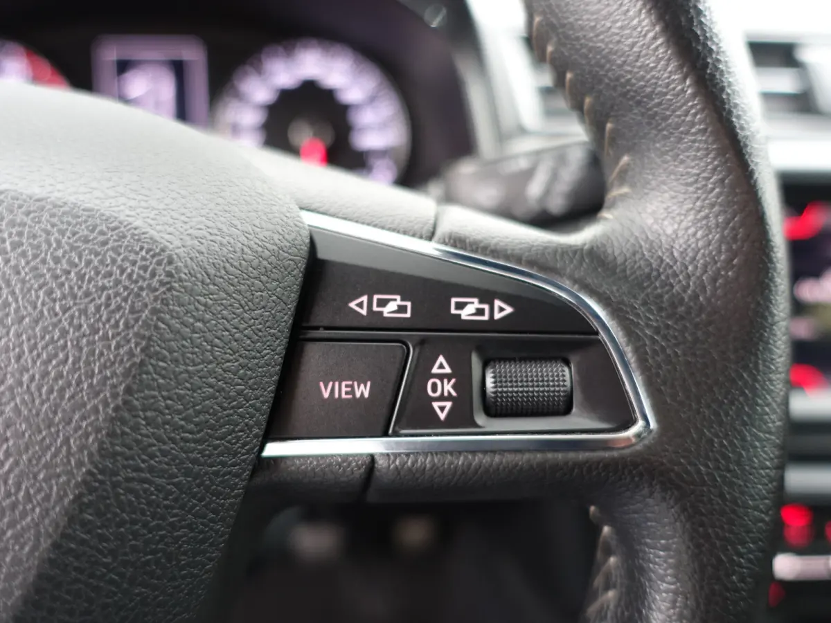1.0 TSI Excellence- Alcantara Interieur, CarPlay, Sfeerverlichting, Front Assist, Keyless, Stoelverwarming